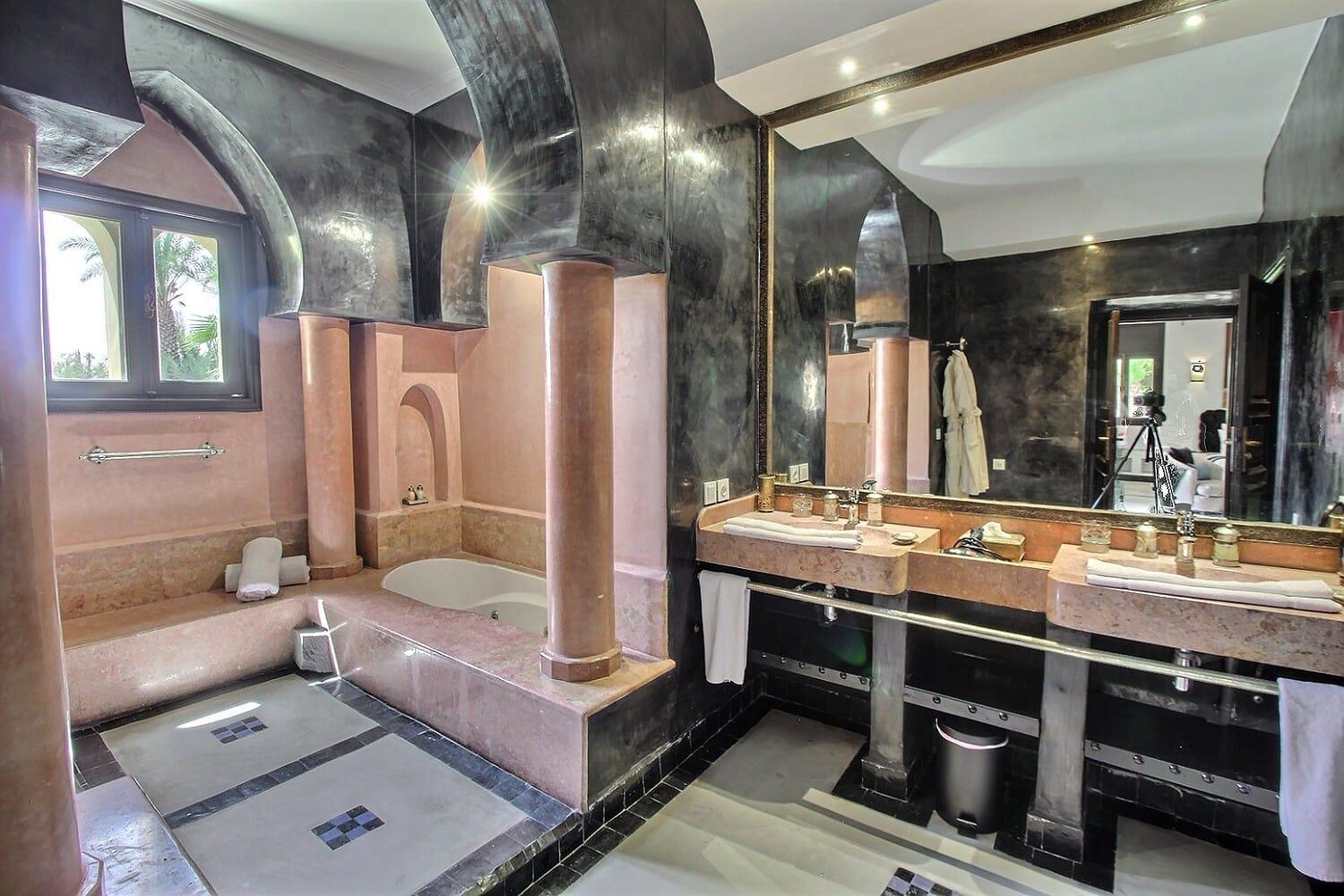 A bathroom in tadelakt and marble